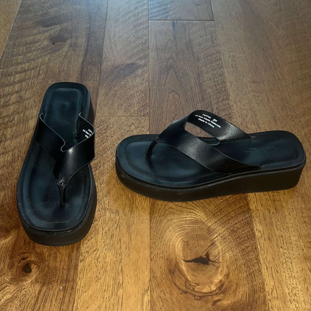 Cushioniare Woman’s Black Heeled Flip Flops Size 9M